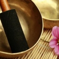 Klangschalen-Massagen aktiviert der eigene Selbstheilungsprozess durch die Vibrationen der verschidenen Schalen