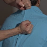 Schulterbereich klopfen um Qi und Blut Stau lösen